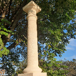 Colonne sur un calvaire